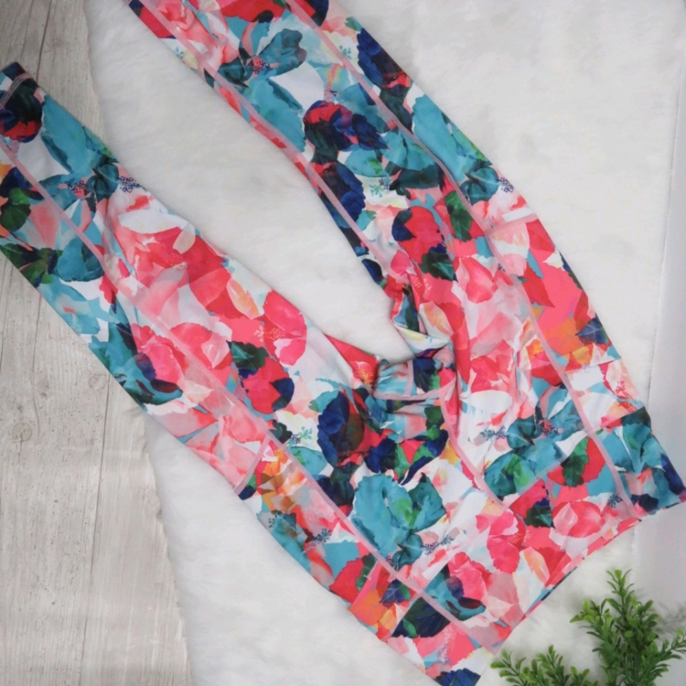 ZYIA  Active Zipper Capri Leggings size 6-8.